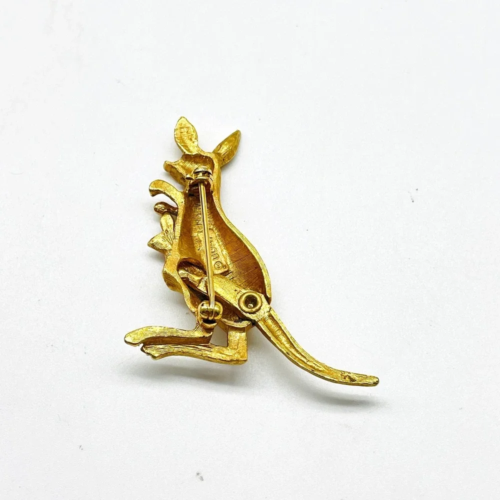 Signed Avon Gold Tone Kangaroo Brooch Pin Articulated Tail Vintage Figural